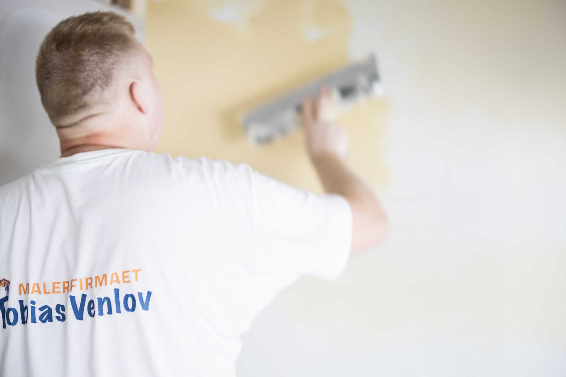 Hvid væg males af maler i Frederikssund