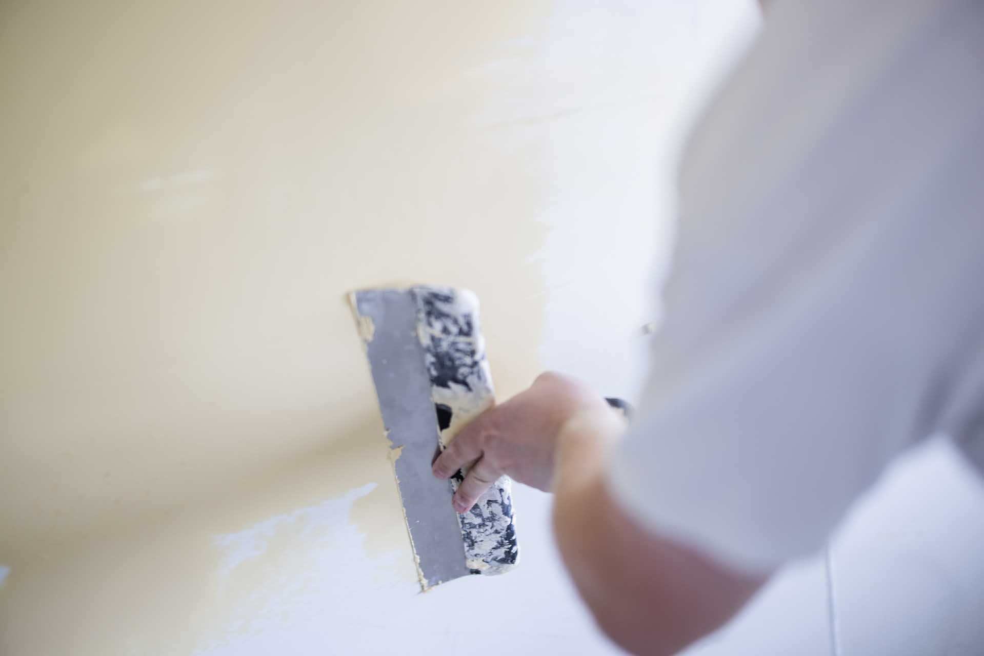 Maler i Birkerød i gang med at male væg