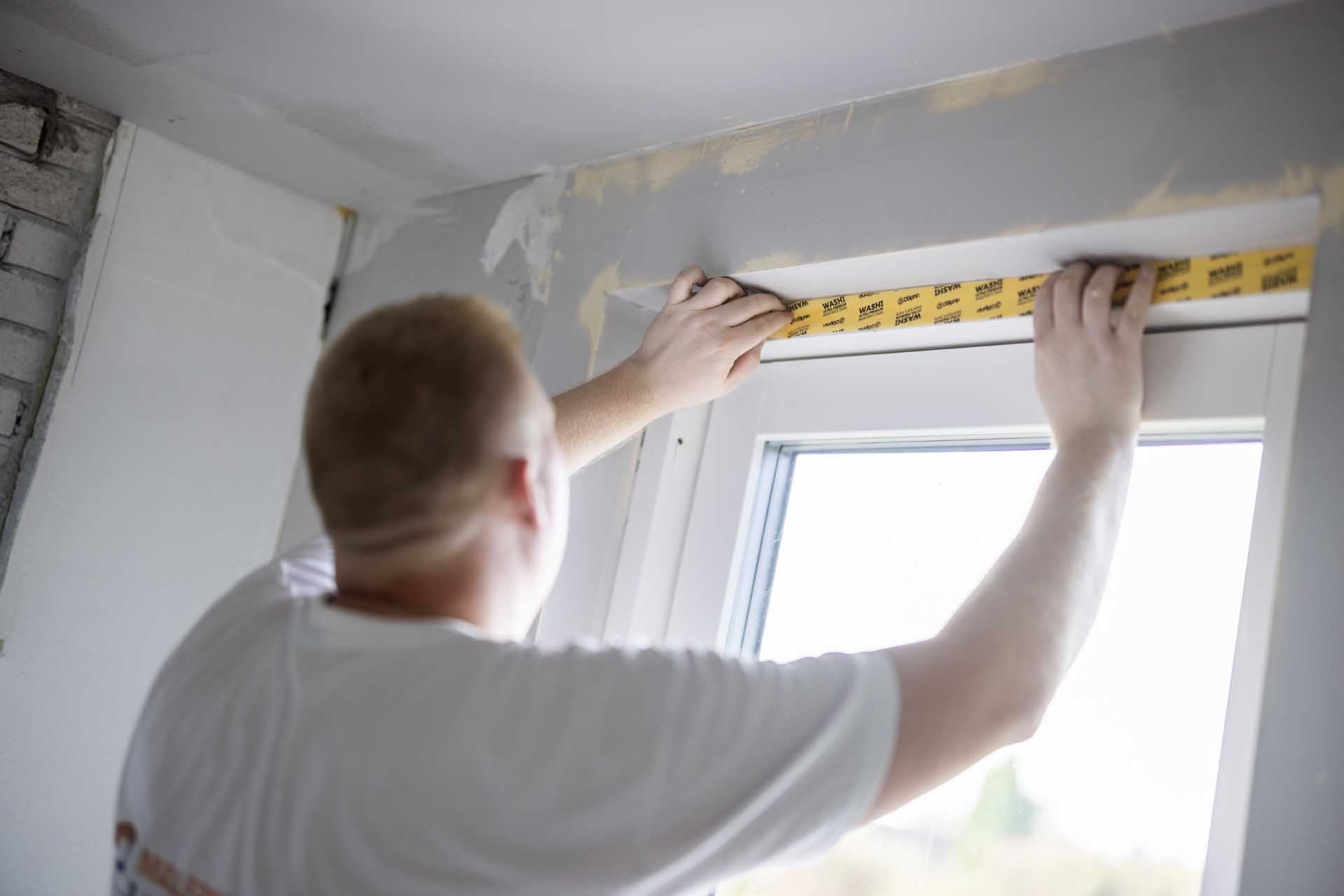 Vinduer måles indvendigt inden maling af hus