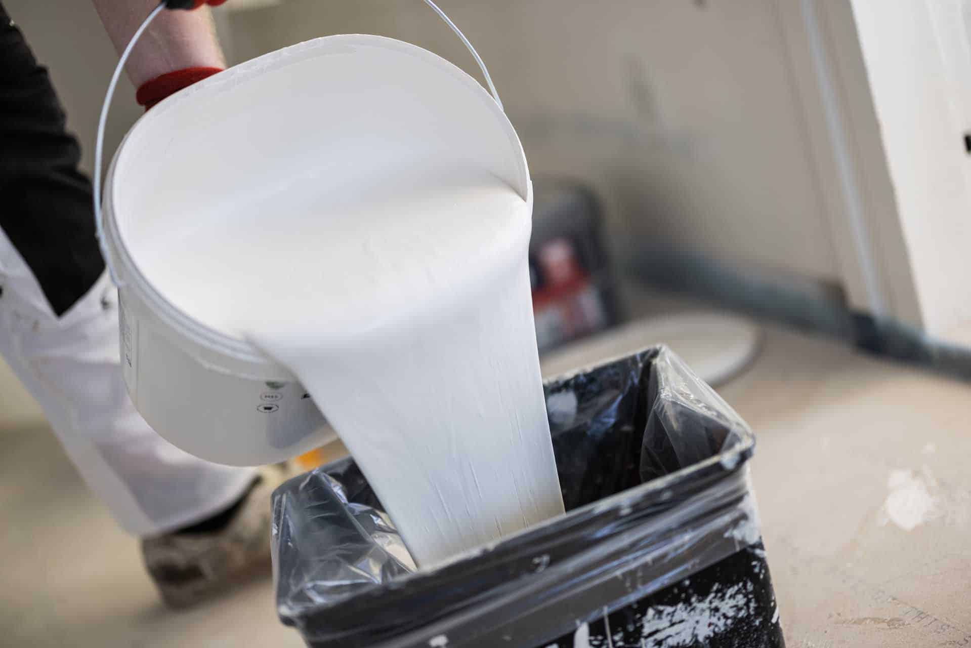 Ny maling hældes op i spand af Maler i Allerød